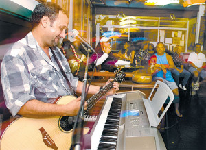 Jimmy Friedman performs at Hanks Cafe Honolulu. Photo by Rebecca Breyer • The Honolulu Advertiser