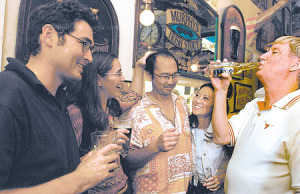 From left, Mike Winter, Andrea Winter, Al Ogata, Amy Jampel and Norm Matthews party at Murphy's. Photo by Rebecca Breyer • The Honolulu Advertiser
